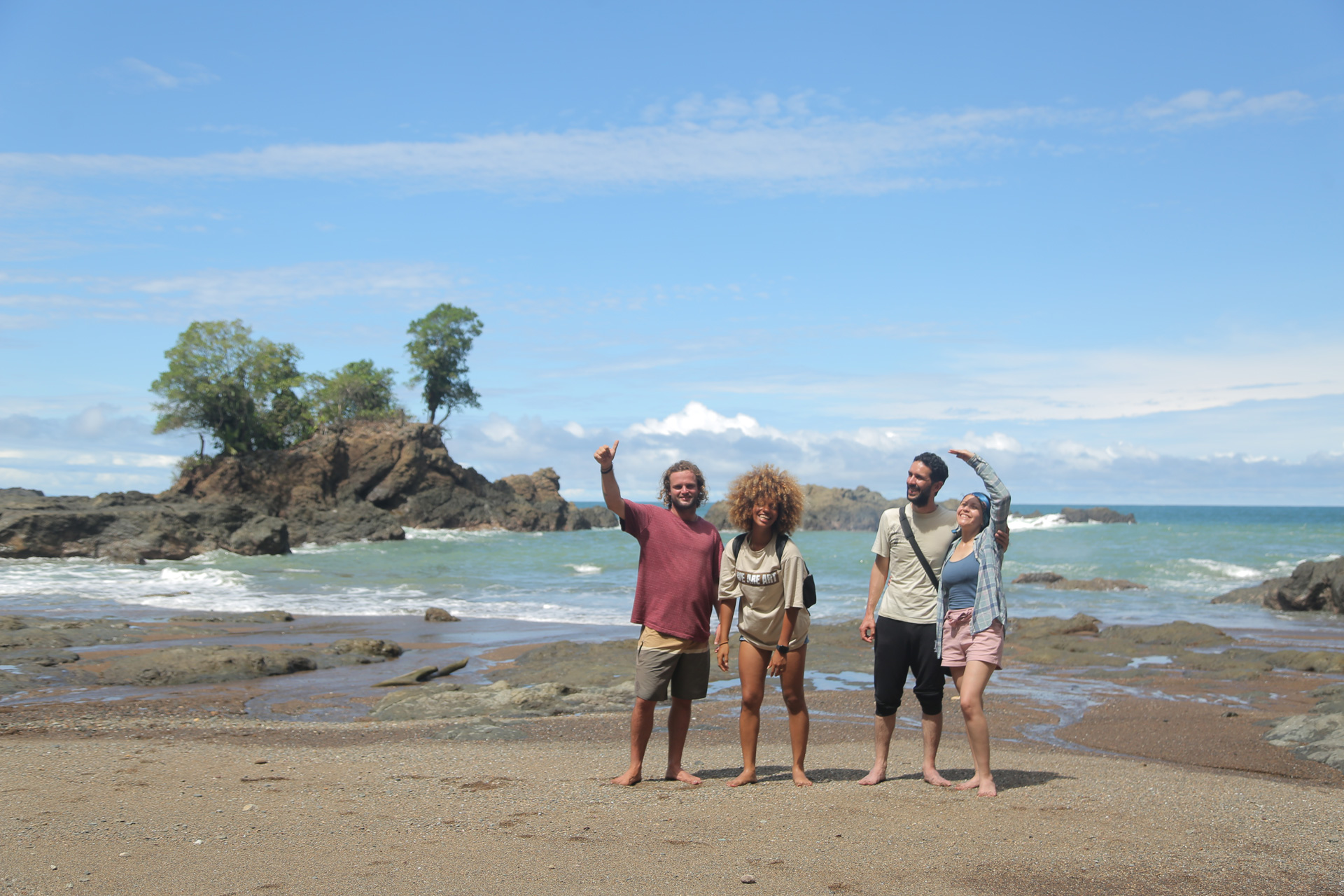 Jóvenes disfrutando de sus vacaciones en playas de Colombia