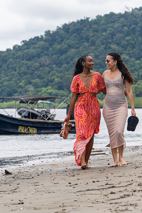 Amigas dando un paseo por la orilla de la playa. Colombia.