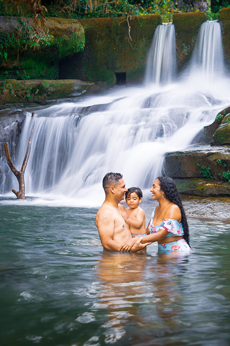 Familia disfrutando de un Plan de Cascadas Cerca a Quibdó, Colombia